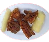 yuca con chicharrón y chorizo